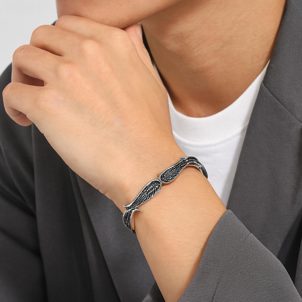 Libertas 925 Sterling Silver
Klare Linien, starke Symbolik.
Die Flügel Libertas stehen für Freiheit, Eigenständigkeit und den Anspruch, den eigenen Weg zu bestimmen.
Für eine Generation, die Visionen Realität werden lässt.