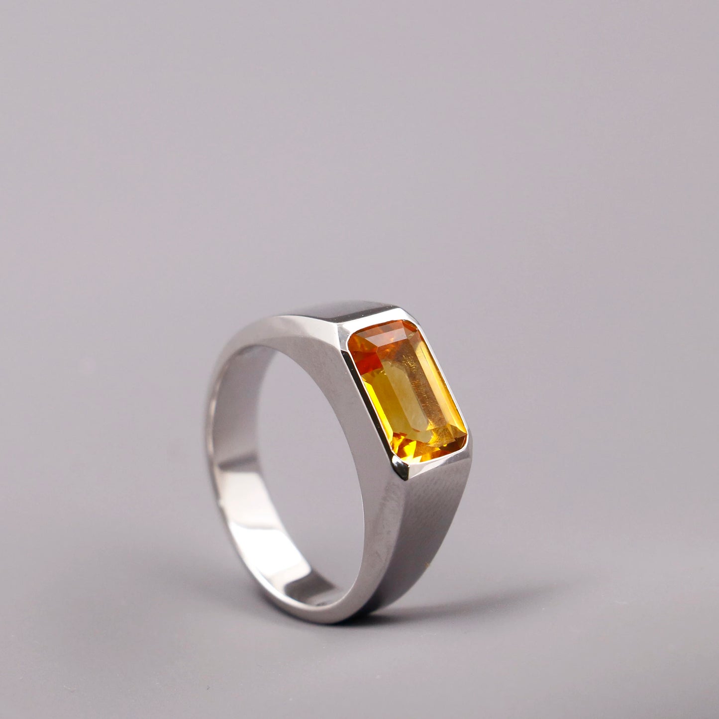 Solar Ascend
Kein Ring für Nebenrollen.
Der goldene Citrin fängt das Licht, das Silber verleiht ihm Haltung.
Charakter in Form gegossen – selbstbewusst, markant und gemacht für Auftritte, die bleiben.