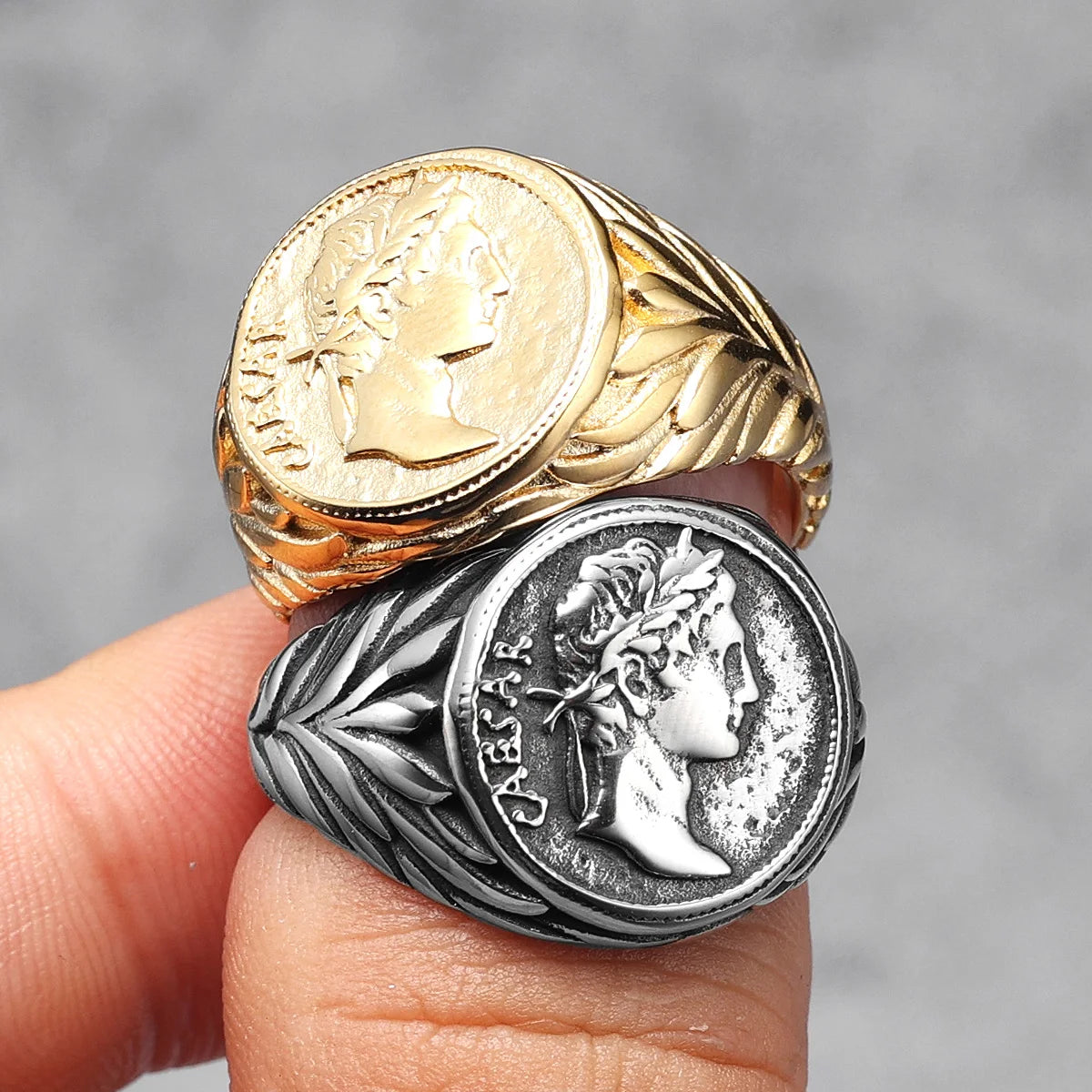 Imperial Draft“
Gold oder Silber, massiv und roh. Ein Stück, das wirkt, als wäre es aus den Archiven einer alten Dynastie gefallen. Wer ihn trägt, schreibt sein eigenes Kapitel.
