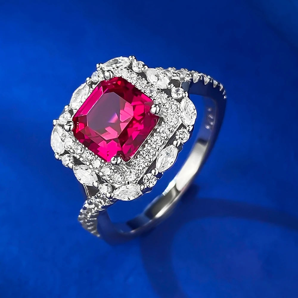 Scarlet Majesty
Ein roter Schimmer in kühlem Silber – Scarlet Majesty fängt die Magie winterlicher Nächte ein. Feminin, strahlend und königlich wie eine Prinzessin auf dem Weg zu einem unvergesslichen Abend.