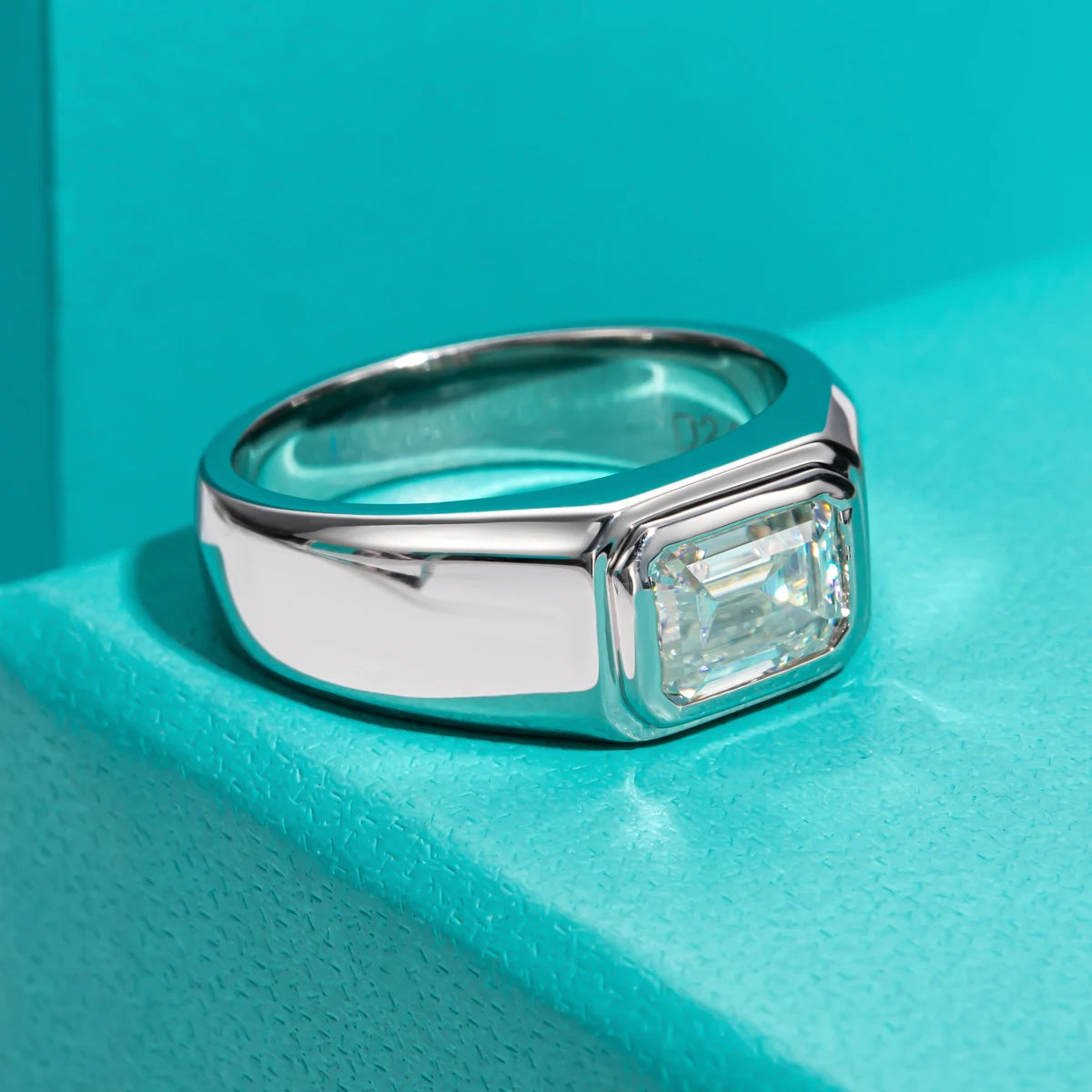 Klarer Stein, klare Linie.
Für Männer, die nicht im Licht wachsen – sondern im Schatten stärker werden.
Kühle Silberoptik, präziser Schliff, stille Rebellion.
Ein Ring, der glänzen muss.
Weil du es tust.