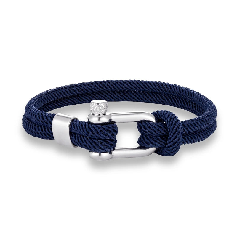 Executive Twist‘‘
Die perfekte Mitte zwischen Riviera Leichtigkeit und Executive-Eleganz. Silberner Verschluss, klare Farben – ein Armband für alle, die zwischen Urlaubsluxus und Geschäftsdinner nie entscheiden wollen.