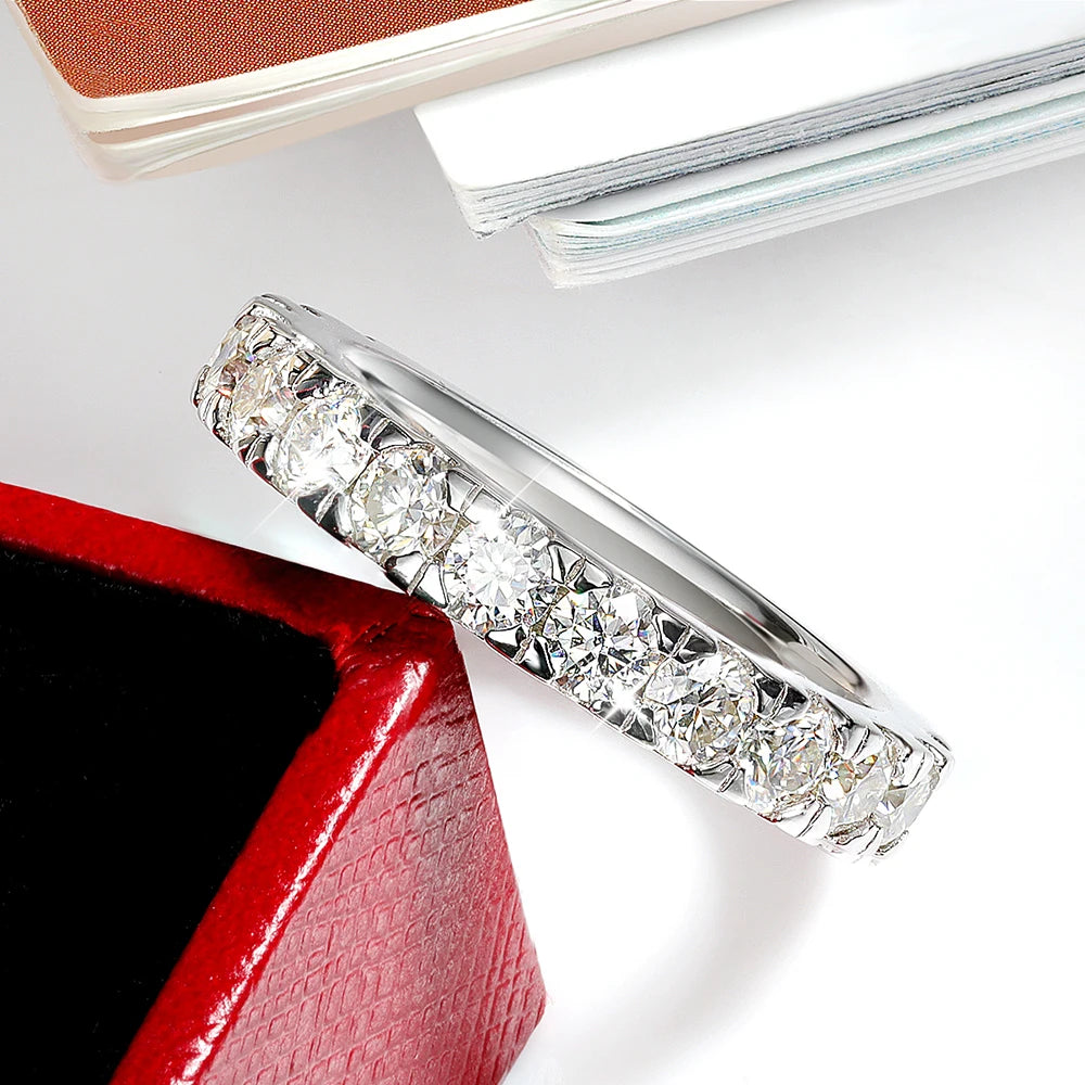 Eternal District
Silber, veredelt mit Moissanite – ein Feuer, das nie erlischt.
Die Stärke einer Frau, elegant und gefährlich zugleich – wie ein schwarzer Panther in Bewegung.
Eternal District. Luxus in seiner reinsten Form.