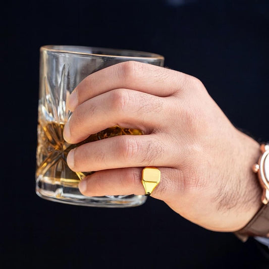 Capo Heritage

Gold, schlicht und doch markant – ein Ring, der Autorität ausstrahlt. Er gehört an die Hand, die das Kristallglas mit dunklem Rum hebt, während Gespräche geführt werden, die besser unter Verschluss bleiben. Klassisch, ein Stück Macht.