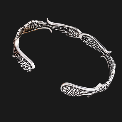 Libertas 925 Sterling Silver

Klare Linien, starke Symbolik.
Die Flügel Libertas stehen für Freiheit, Eigenständigkeit und den Anspruch, den eigenen Weg zu bestimmen.
Für eine Generation, die Visionen Realität werden lässt.