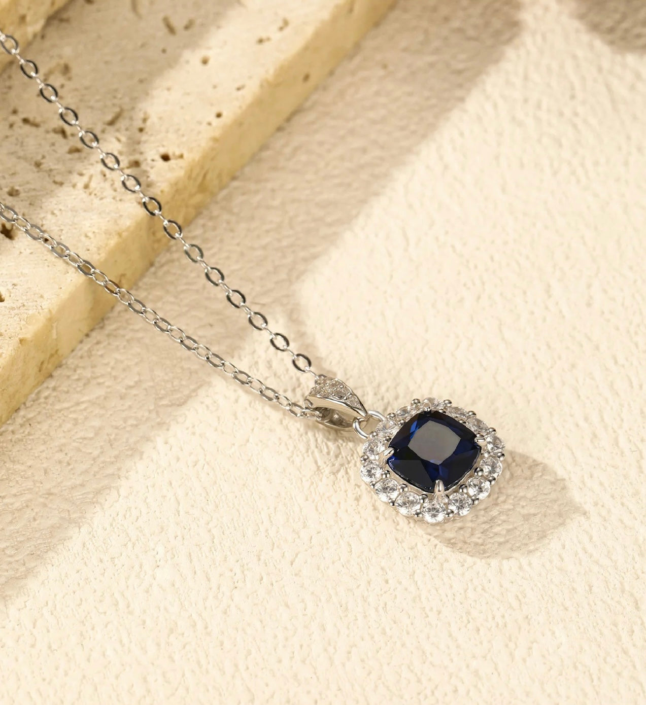 Valora – für Frauen, die ihren eigenen Thron bauen.
Ein Statement für junge Frauen mit Stil, Vision und Spaß am Leben — kein 9-to-5-Denken, sondern ein eigenes Königreich.