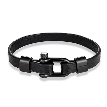 Midnight Ledger - Special edition

Schwarzes Leder, goldene Schließe – ein Armband für Abende, an denen Zahlen keine Rolle spielen, solange die Flasche stimmt. Business-Dinner, ein Lächeln, ein Deal. Mehr braucht es nicht.