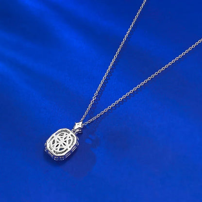 Royal Frost  The calm before command. Ein blauer Glanz, gefangen im frostigen Silber – kühl, überlegen, unantastbar. Royal Frost Wie gefrorenes Licht auf kalter Haut. Für die, die das Spiel beherrschen.