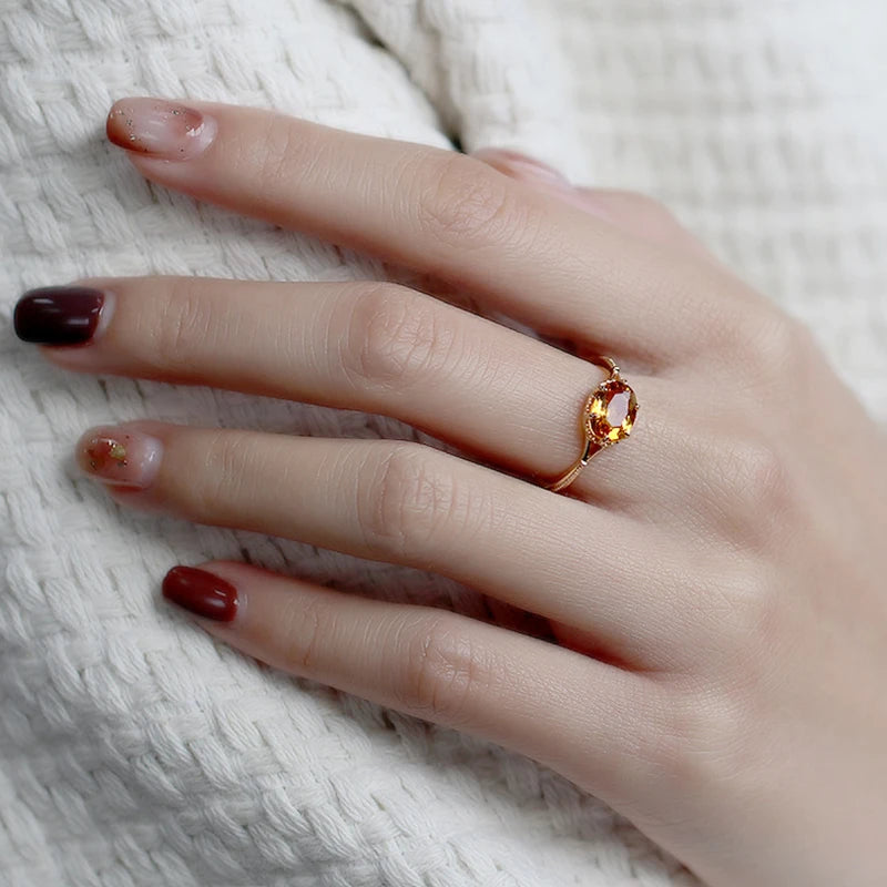 Verona Ray

Zeitlos im Stil, zielstrebig im Geist.
Ein goldener Ring für Tage, an denen Anspruch und Ambition denselben Namen tragen.
Er verkörpert eine Generation, die größer denkt – mit Klasse, Klarheit und dem Blick für Erfolg.