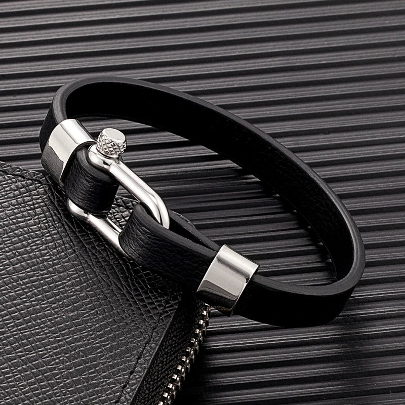 Midnight Ledger - Special edition

Schwarzes Leder, goldene Schließe – ein Armband für Abende, an denen Zahlen keine Rolle spielen, solange die Flasche stimmt. Business-Dinner, ein Lächeln, ein Deal. Mehr braucht es nicht.