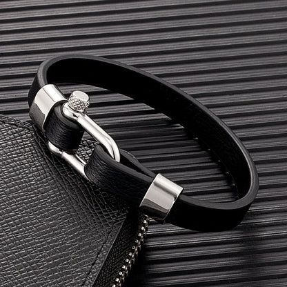 Midnight Ledger - Special edition

Schwarzes Leder, goldene Schließe – ein Armband für Abende, an denen Zahlen keine Rolle spielen, solange die Flasche stimmt. Business-Dinner, ein Lächeln, ein Deal. Mehr braucht es nicht.