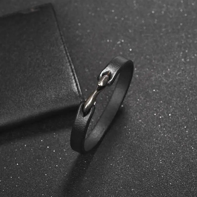 Valmont Cuff
Ein Armband für Männer aus alten Linien – geschaffen für Entscheidungen, nicht für Zweifel. Der Porsche rollt die verschneite Auffahrt zum Familienanwesen hinauf. Im Salon: Besitz, Zahlen, Einfluss – und ein Handgelenk, das führt, nicht folgt