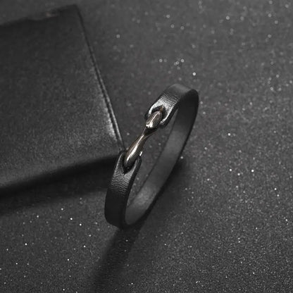 Valmont Cuff
Ein Armband für Männer aus alten Linien – geschaffen für Entscheidungen, nicht für Zweifel. Der Porsche rollt die verschneite Auffahrt zum Familienanwesen hinauf. Im Salon: Besitz, Zahlen, Einfluss – und ein Handgelenk, das führt, nicht folgt