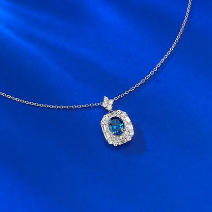 Royal Frost  The calm before command. Ein blauer Glanz, gefangen im frostigen Silber – kühl, überlegen, unantastbar. Royal Frost Wie gefrorenes Licht auf kalter Haut. Für die, die das Spiel beherrschen.