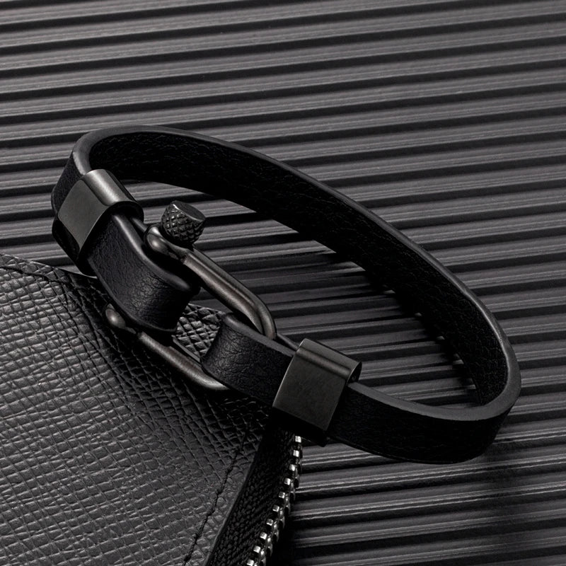 Midnight Ledger - Special edition

Schwarzes Leder, goldene Schließe – ein Armband für Abende, an denen Zahlen keine Rolle spielen, solange die Flasche stimmt. Business-Dinner, ein Lächeln, ein Deal. Mehr braucht es nicht.