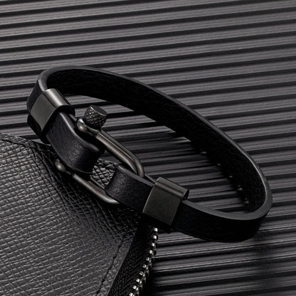 Midnight Ledger - Special edition

Schwarzes Leder, goldene Schließe – ein Armband für Abende, an denen Zahlen keine Rolle spielen, solange die Flasche stimmt. Business-Dinner, ein Lächeln, ein Deal. Mehr braucht es nicht.
