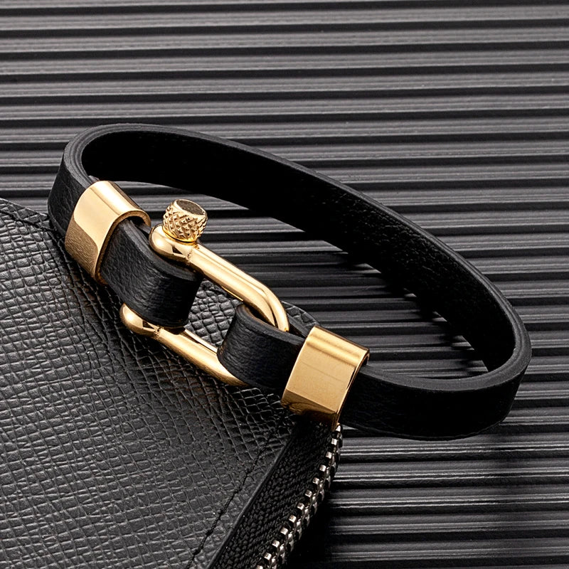 Midnight Ledger - Special edition

Schwarzes Leder, goldene Schließe – ein Armband für Abende, an denen Zahlen keine Rolle spielen, solange die Flasche stimmt. Business-Dinner, ein Lächeln, ein Deal. Mehr braucht es nicht.