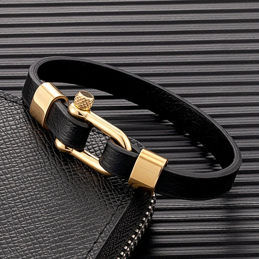 Midnight Ledger - Special edition

Schwarzes Leder, goldene Schließe – ein Armband für Abende, an denen Zahlen keine Rolle spielen, solange die Flasche stimmt. Business-Dinner, ein Lächeln, ein Deal. Mehr braucht es nicht.