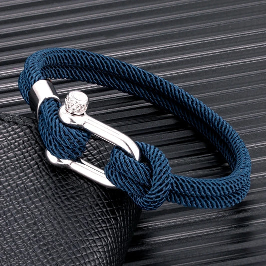 Executive Twist‘‘

Die perfekte Mitte zwischen Riviera Leichtigkeit und Executive-Eleganz. Silberner Verschluss, klare Farben – ein Armband für alle, die zwischen Urlaubsluxus und Geschäftsdinner nie entscheiden wollen.