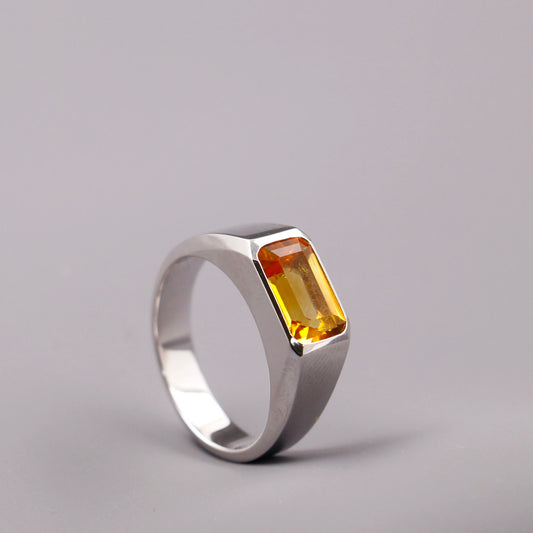 Solar Ascend 

Kein Ring für Nebenrollen.
Der goldene Citrin fängt das Licht, das Silber verleiht ihm Haltung.
Charakter in Form gegossen – selbstbewusst, markant und gemacht für Auftritte, die bleiben.