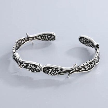 Libertas 925 Sterling Silver

Klare Linien, starke Symbolik.
Die Flügel Libertas stehen für Freiheit, Eigenständigkeit und den Anspruch, den eigenen Weg zu bestimmen.
Für eine Generation, die Visionen Realität werden lässt.