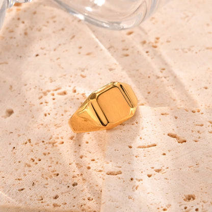 Capo Heritage

Gold, schlicht und doch markant – ein Ring, der Autorität ausstrahlt. Er gehört an die Hand, die das Kristallglas mit dunklem Rum hebt, während Gespräche geführt werden, die besser unter Verschluss bleiben. Klassisch, ein Stück Macht.