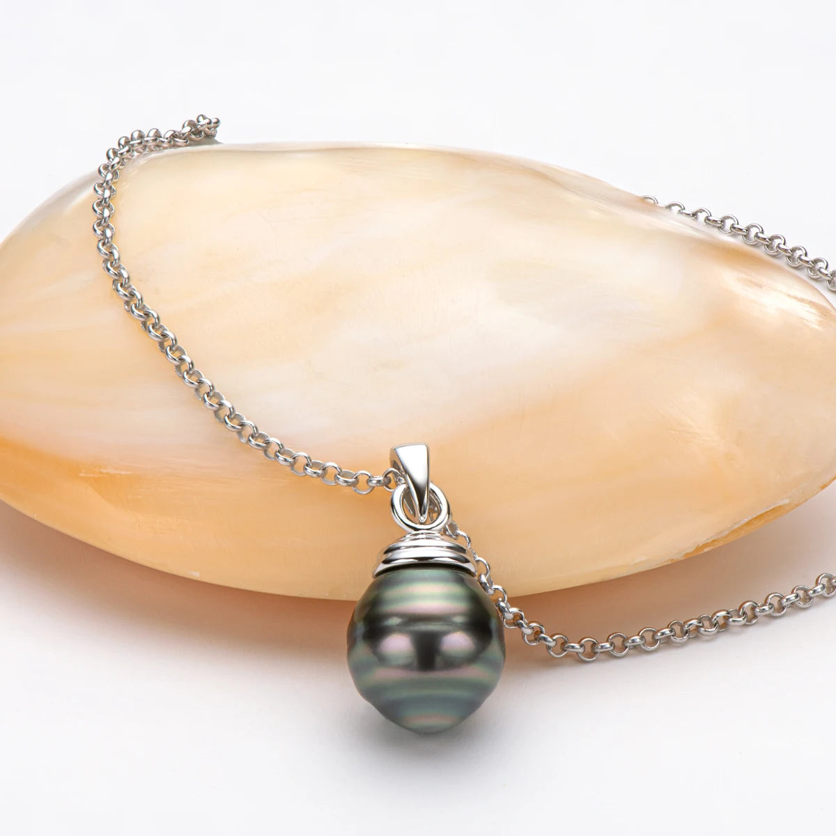 Velvet Current

Still wie Macht, kühl wie Kontrolle.
Gleitet über die Haut wie eine Entscheidung, die keine Zweifel kennt.
Dunkle Perle. Silber. Präsenz.