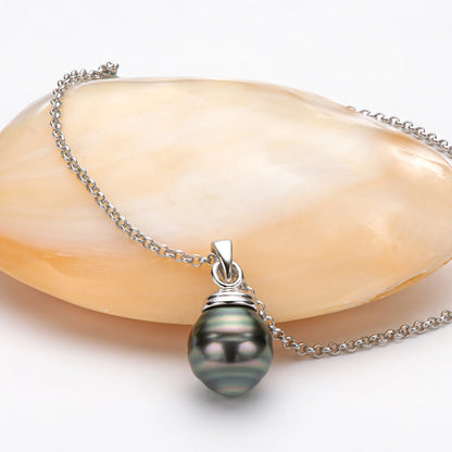 Velvet Current

Still wie Macht, kühl wie Kontrolle.
Gleitet über die Haut wie eine Entscheidung, die keine Zweifel kennt.
Dunkle Perle. Silber. Präsenz.