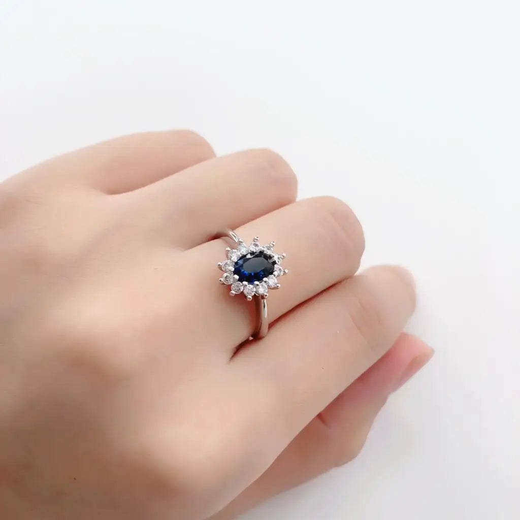 Eternal Heirloom

Kalt wie Marmor. Warm wie Erinnerung.
Eternal Heirloom trägt den Geist alter Paläste –
wo Silber im Kerzenlicht glüht und Gold den Atem des Winters fängt.
Ein Symbol für Herkunft, Ruhe und stille Macht.