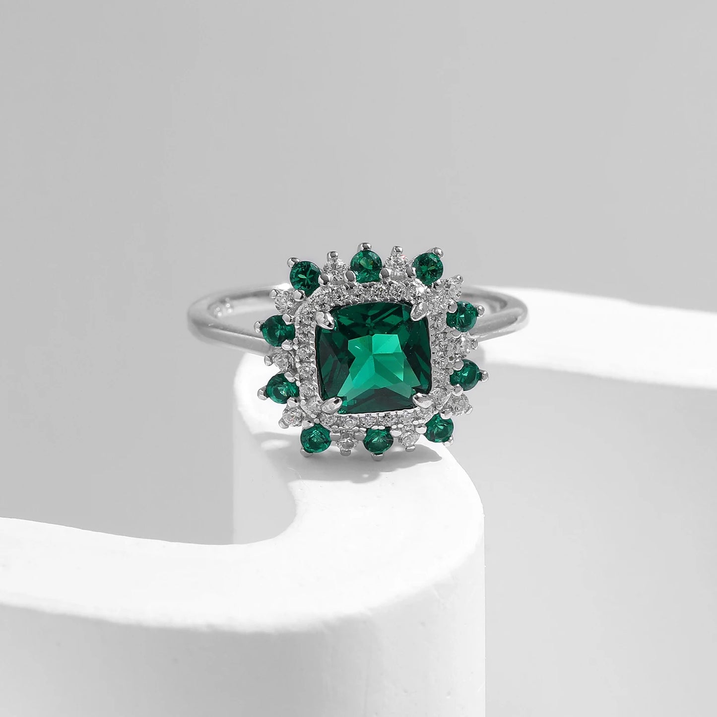 Verde Amara Ring

Es gibt Schmuck, der glänzt – und Schmuck, der erzählt.
Der Verde Amara Ring trägt das Grün des Gleichgewichts – tief wie Emotion, klar wie Kontrolle.
Ein Hauch Nostalgie, ein Hauch Macht – geschaffen für Frauen, die Stärke mit Ruhe trag