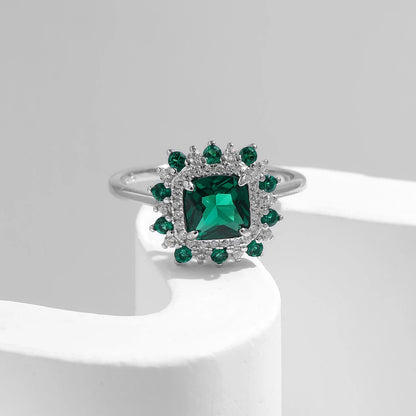 Verde Amara Ring

Es gibt Schmuck, der glänzt – und Schmuck, der erzählt.
Der Verde Amara Ring trägt das Grün des Gleichgewichts – tief wie Emotion, klar wie Kontrolle.
Ein Hauch Nostalgie, ein Hauch Macht – geschaffen für Frauen, die Stärke mit Ruhe trag