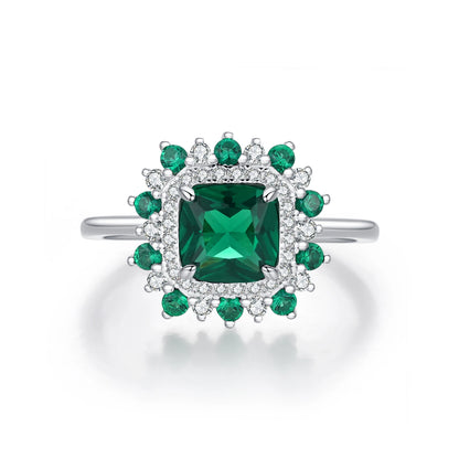 Verde Amara Ring

Es gibt Schmuck, der glänzt – und Schmuck, der erzählt.
Der Verde Amara Ring trägt das Grün des Gleichgewichts – tief wie Emotion, klar wie Kontrolle.
Ein Hauch Nostalgie, ein Hauch Macht – geschaffen für Frauen, die Stärke mit Ruhe trag