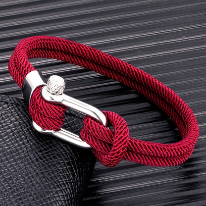 Executive Twist‘‘

Die perfekte Mitte zwischen Riviera Leichtigkeit und Executive-Eleganz. Silberner Verschluss, klare Farben – ein Armband für alle, die zwischen Urlaubsluxus und Geschäftsdinner nie entscheiden wollen.