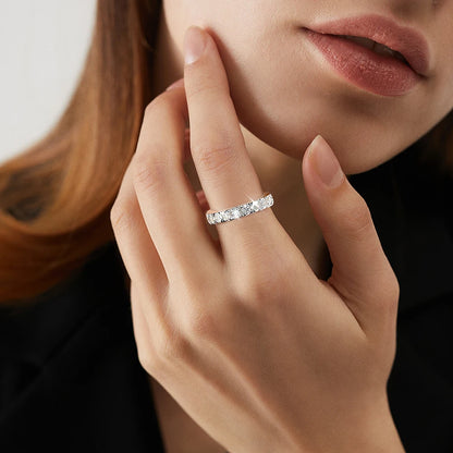 Eternal District

Silber, veredelt mit Moissanite – ein Feuer, das nie erlischt.
Die Stärke einer Frau, elegant und gefährlich zugleich – wie ein schwarzer Panther in Bewegung.
Eternal District. Luxus in seiner reinsten Form.