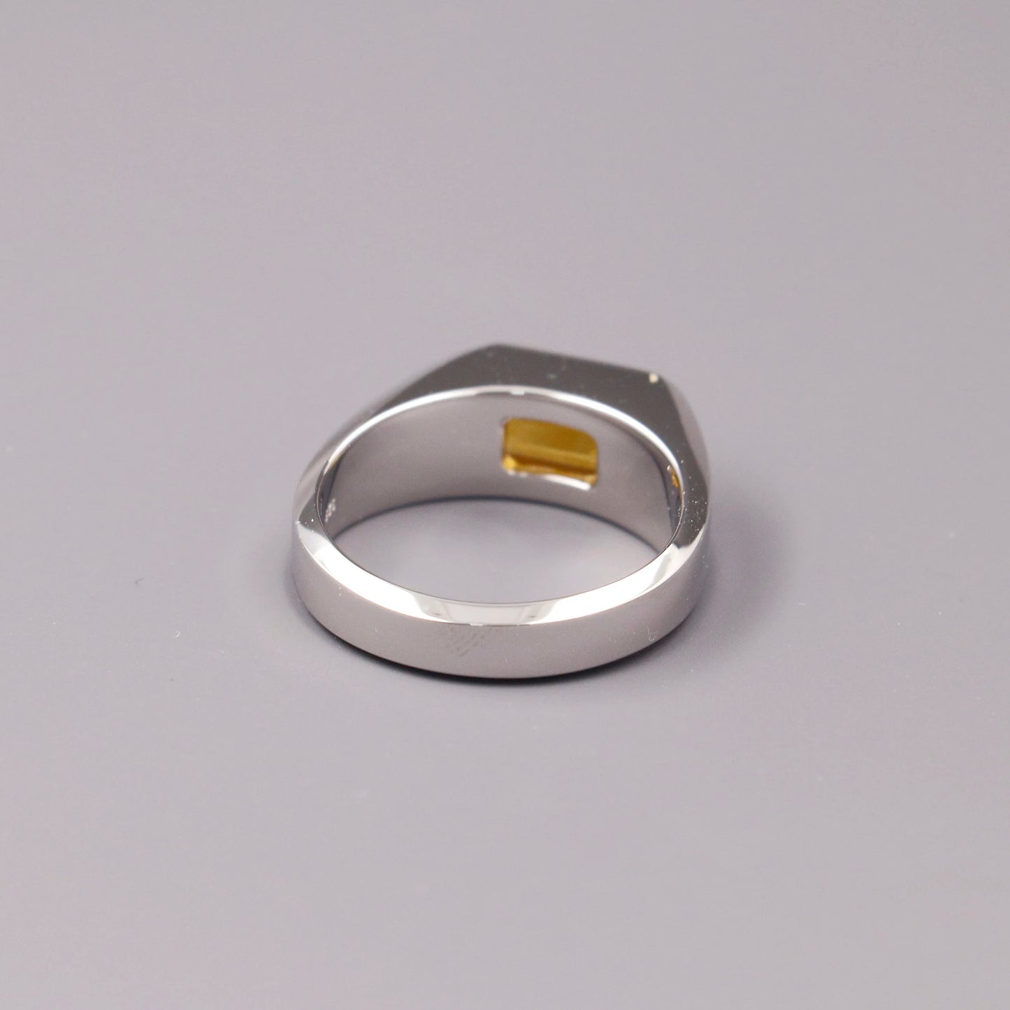 Solar Ascend 

Kein Ring für Nebenrollen.
Der goldene Citrin fängt das Licht, das Silber verleiht ihm Haltung.
Charakter in Form gegossen – selbstbewusst, markant und gemacht für Auftritte, die bleiben.