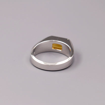 Solar Ascend 

Kein Ring für Nebenrollen.
Der goldene Citrin fängt das Licht, das Silber verleiht ihm Haltung.
Charakter in Form gegossen – selbstbewusst, markant und gemacht für Auftritte, die bleiben.