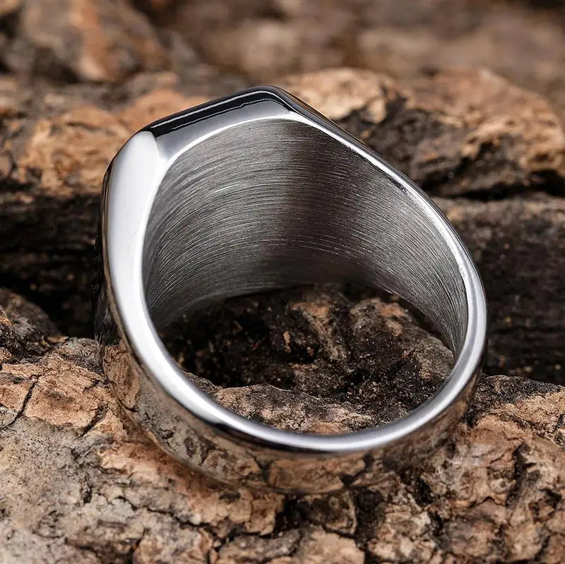 Mariner’s Dominion
Schimmernd, markant, unberechenbar – dieser Ring spielt nicht nach Regeln. Er ist laut, wenn andere leise sind, und subtil, wenn alle blenden. Ein Stück für Männer, die immer den Unterschied markieren - ohne ein Wort zu sagen.