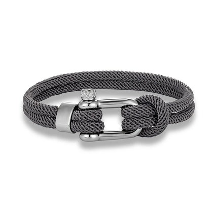 Executive Twist‘‘

Die perfekte Mitte zwischen Riviera Leichtigkeit und Executive-Eleganz. Silberner Verschluss, klare Farben – ein Armband für alle, die zwischen Urlaubsluxus und Geschäftsdinner nie entscheiden wollen.