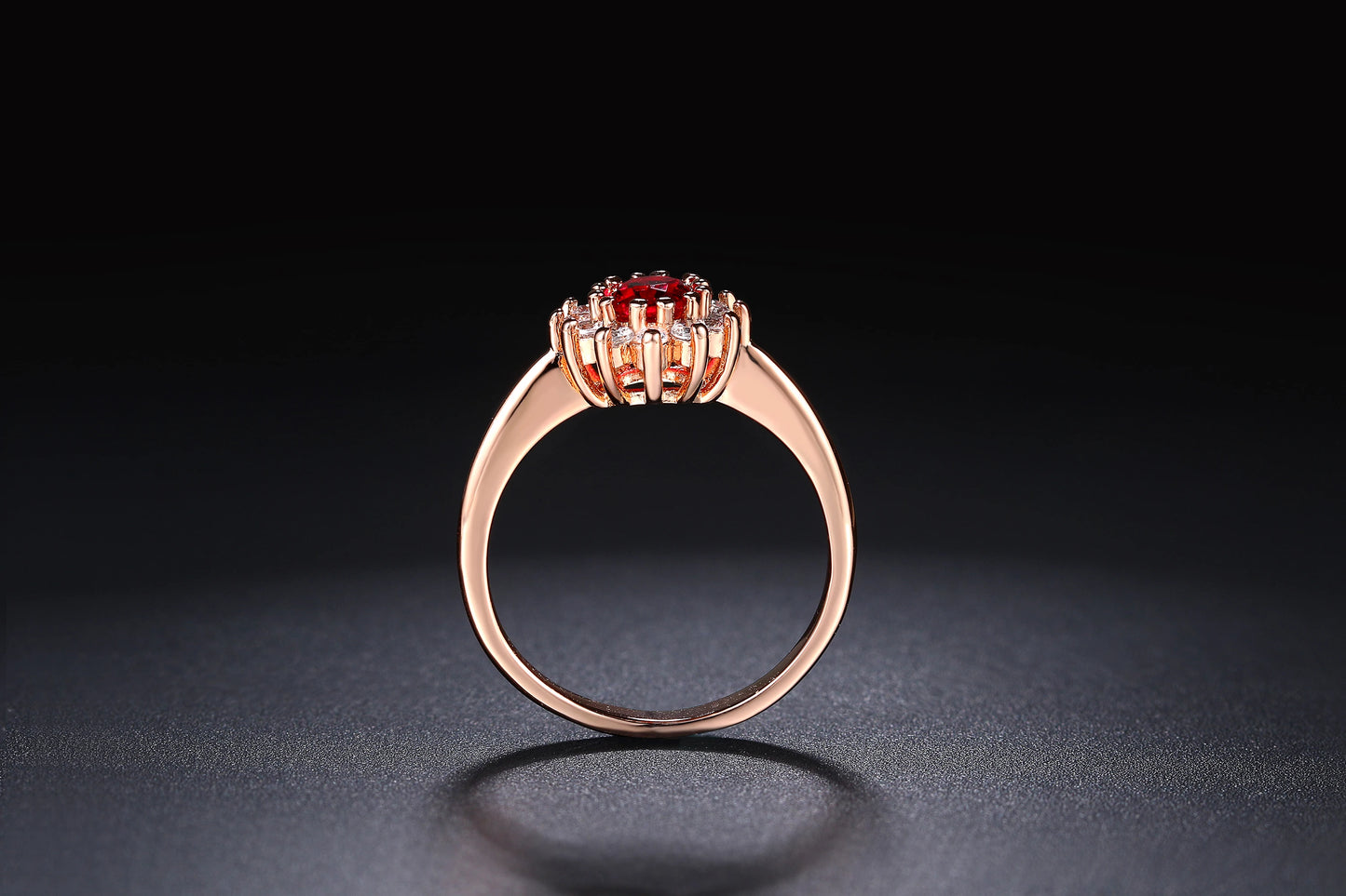 Eternal Heirloom

Kalt wie Marmor. Warm wie Erinnerung.
Eternal Heirloom trägt den Geist alter Paläste –
wo Silber im Kerzenlicht glüht und Gold den Atem des Winters fängt.
Ein Symbol für Herkunft, Ruhe und stille Macht.