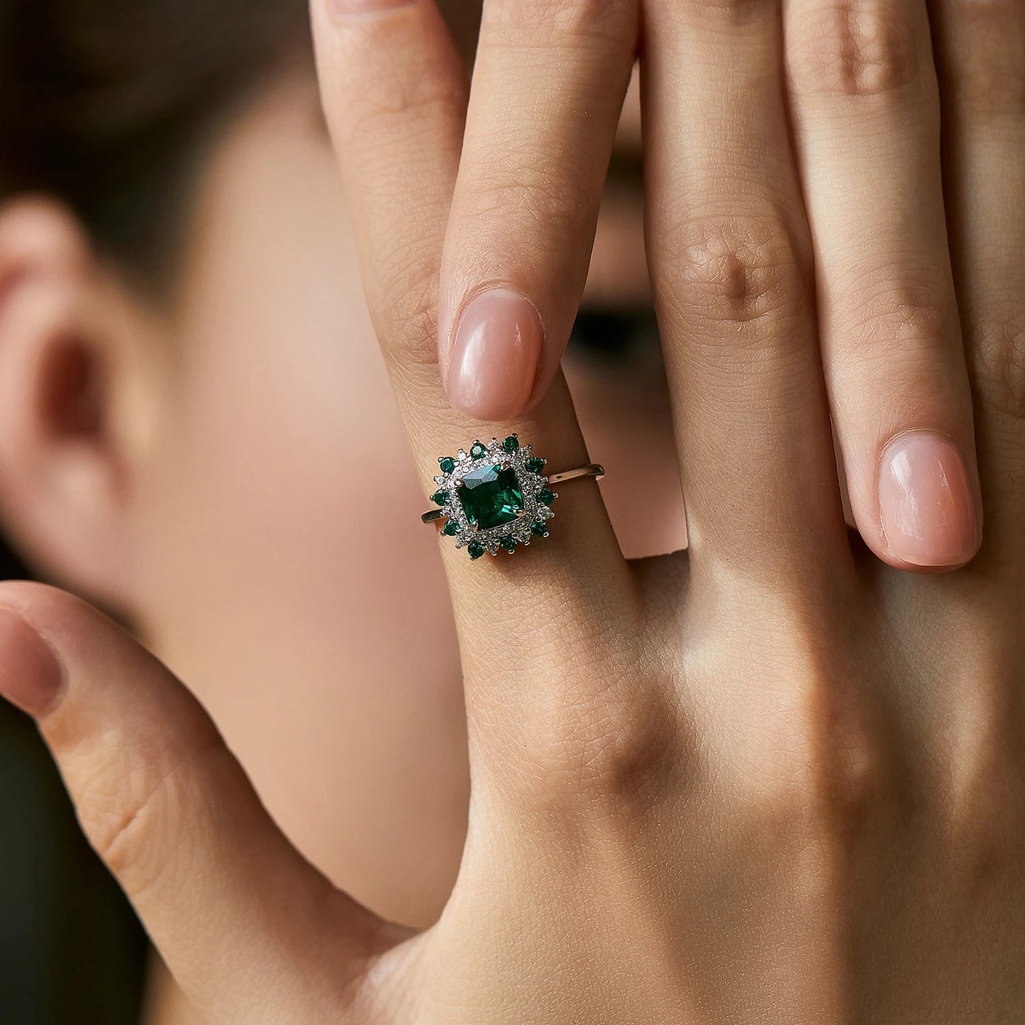 Verde Amara Ring

Es gibt Schmuck, der glänzt – und Schmuck, der erzählt.
Der Verde Amara Ring trägt das Grün des Gleichgewichts – tief wie Emotion, klar wie Kontrolle.
Ein Hauch Nostalgie, ein Hauch Macht – geschaffen für Frauen, die Stärke mit Ruhe trag
