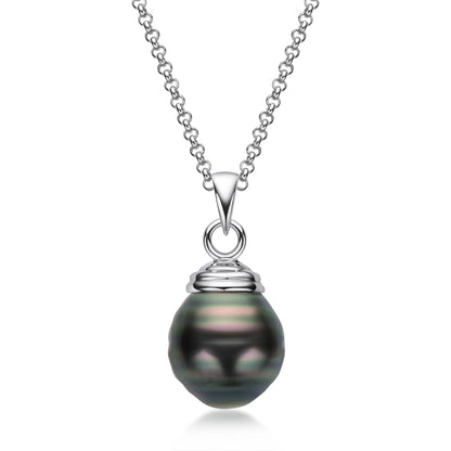 Velvet Current

Still wie Macht, kühl wie Kontrolle.
Gleitet über die Haut wie eine Entscheidung, die keine Zweifel kennt.
Dunkle Perle. Silber. Präsenz.