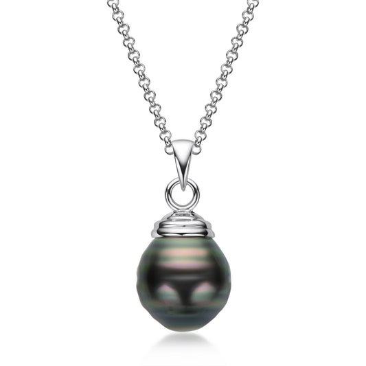 Velvet Current

Still wie Macht, kühl wie Kontrolle.
Gleitet über die Haut wie eine Entscheidung, die keine Zweifel kennt.
Dunkle Perle. Silber. Präsenz.