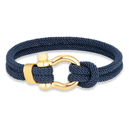 Pérignon Twist 
ein Armband wie ein Sommerabend am Hafen. Tauwerk und Goldschließe treffen auf den Luxus eines Champagner-Moments. Am besten getragen zum offenen Leinenhemd von Ralph Lauren – ein Detail, das nicht jeder versteht, aber die Richtigen.