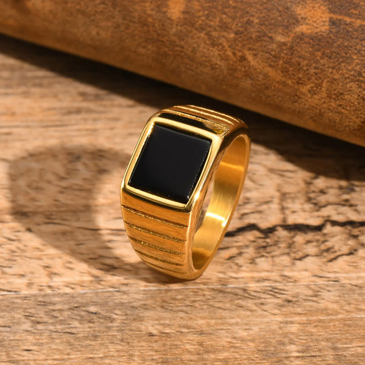 Valour Edge
Schwarz und Gold, stark im Kontrast – der Valour Edge ist kein leises Stück. Sein kantiges Design macht ihn auffälliger. Ein Ring, der Präsenz zeigt und jedem Auftritt mehr Gewicht gibt – kompromisslos, modern, markant.