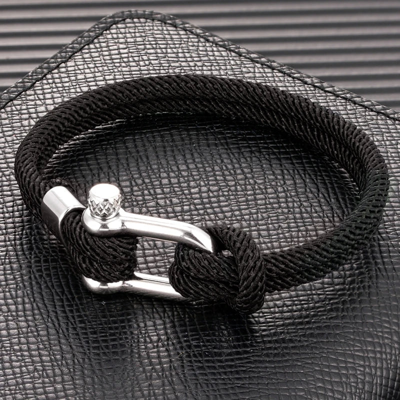Executive Twist‘‘

Die perfekte Mitte zwischen Riviera Leichtigkeit und Executive-Eleganz. Silberner Verschluss, klare Farben – ein Armband für alle, die zwischen Urlaubsluxus und Geschäftsdinner nie entscheiden wollen.