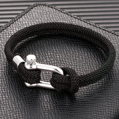 Executive Twist‘‘

Die perfekte Mitte zwischen Riviera Leichtigkeit und Executive-Eleganz. Silberner Verschluss, klare Farben – ein Armband für alle, die zwischen Urlaubsluxus und Geschäftsdinner nie entscheiden wollen.