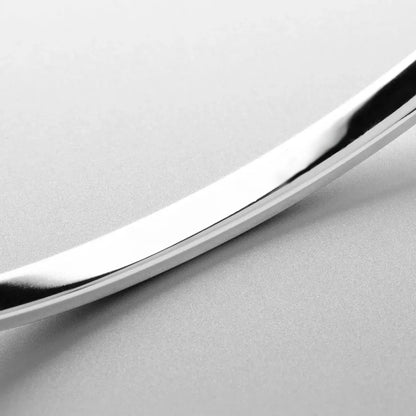 Fortune Vein

So glatt wie deine letzte Überweisung, so klar wie ein unterschriebener Deal. Ein Armreif, der keine Fragen stellt – nur Antworten gibt.