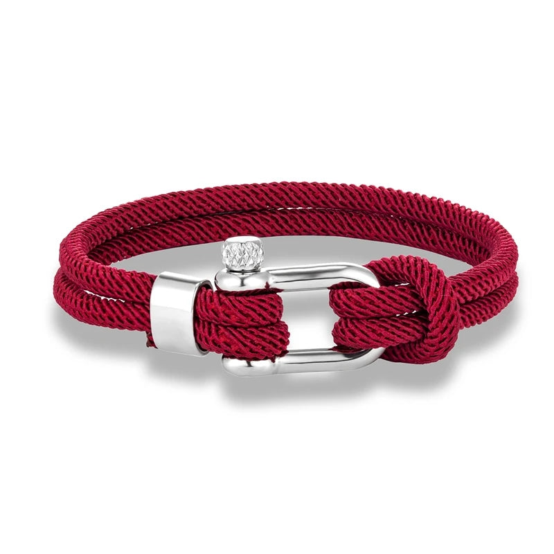 Executive Twist‘‘

Die perfekte Mitte zwischen Riviera Leichtigkeit und Executive-Eleganz. Silberner Verschluss, klare Farben – ein Armband für alle, die zwischen Urlaubsluxus und Geschäftsdinner nie entscheiden wollen.