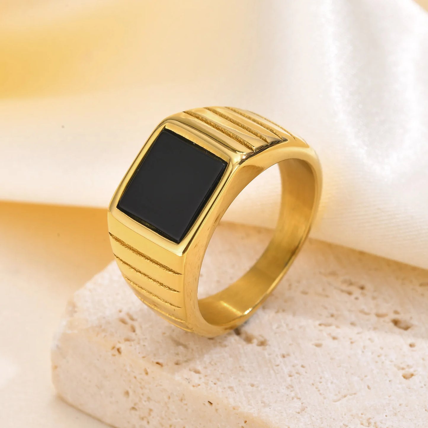 Valour Edge
Schwarz und Gold, stark im Kontrast – der Valour Edge ist kein leises Stück. Sein kantiges Design macht ihn auffälliger. Ein Ring, der Präsenz zeigt und jedem Auftritt mehr Gewicht gibt – kompromisslos, modern, markant.