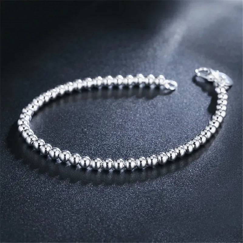 Mirror Pact

Polierte Silberkugeln, präzise aneinandergereiht.
Das Licht gleitet über jede Oberfläche – kühl, klar, makellos.
Ein Armband mit Charakter: schlicht, edel und kompromisslos elegant.